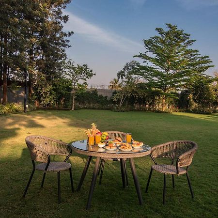 Stayvista'S Silver Grove - Serene Haven With Expansive Lawn & Terrace Nashik Extérieur photo